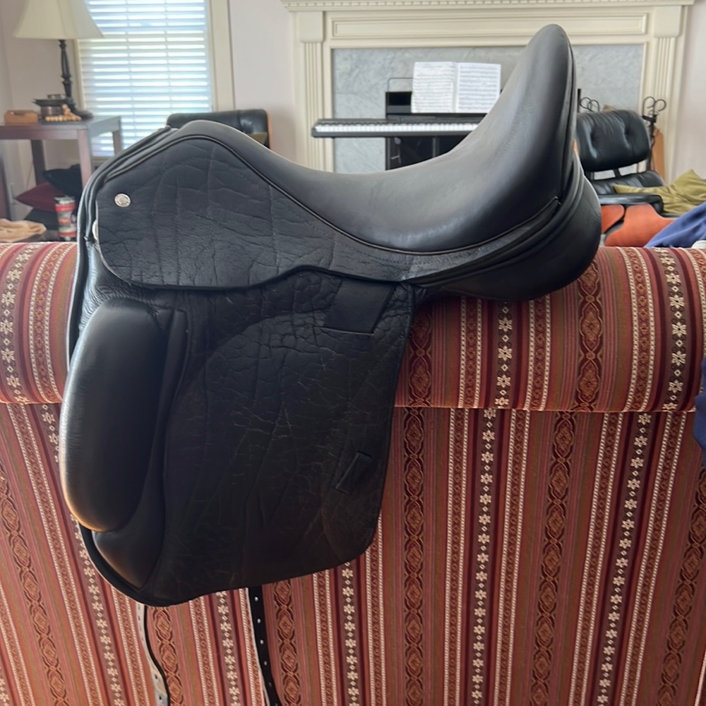 custom advantage mono flap dressage saddle with buffalo